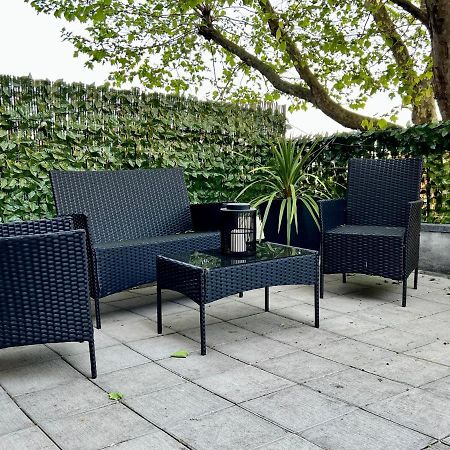 Stylish One-Bedroom Rental With Private Patio In Zone 2 London Exterior foto