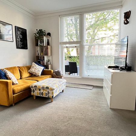 Stylish One-Bedroom Rental With Private Patio In Zone 2 London Exterior foto