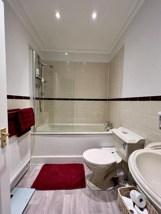 Stylish One-Bedroom Rental With Private Patio In Zone 2 London Exterior foto