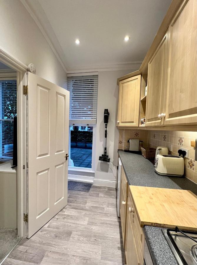 Stylish One-Bedroom Rental With Private Patio In Zone 2 London Exterior foto