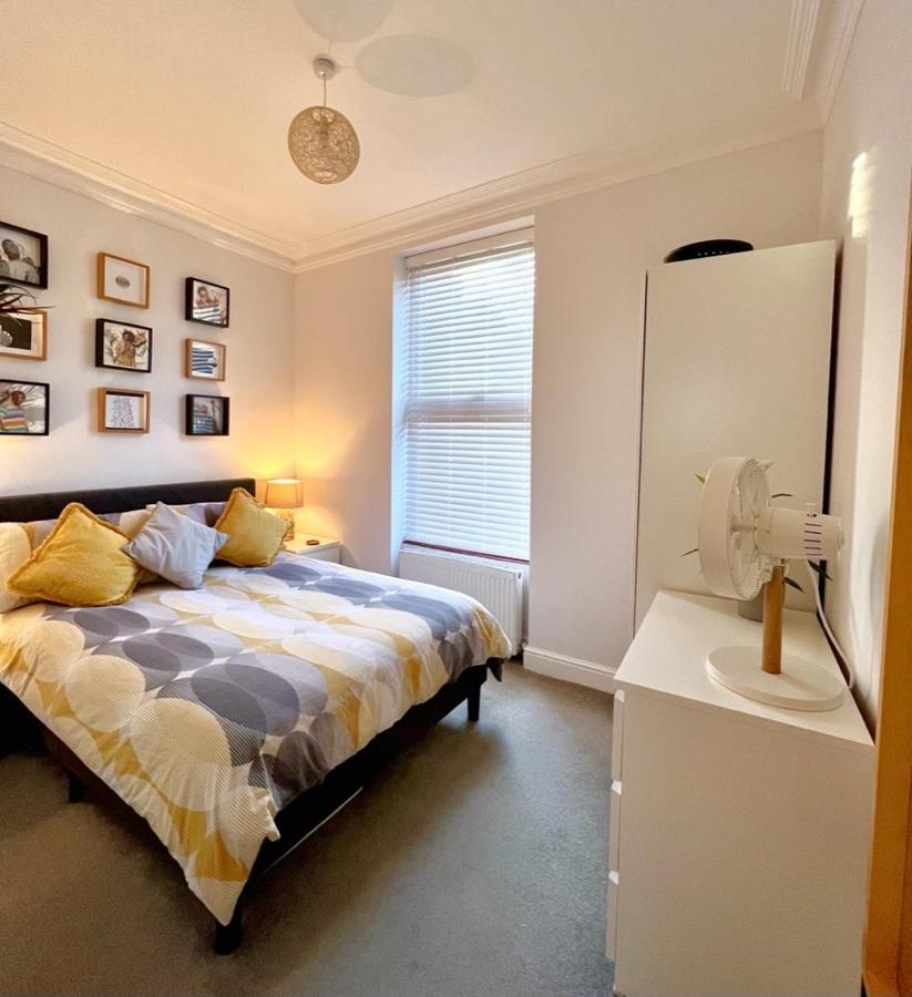 Stylish One-Bedroom Rental With Private Patio In Zone 2 London Exterior foto