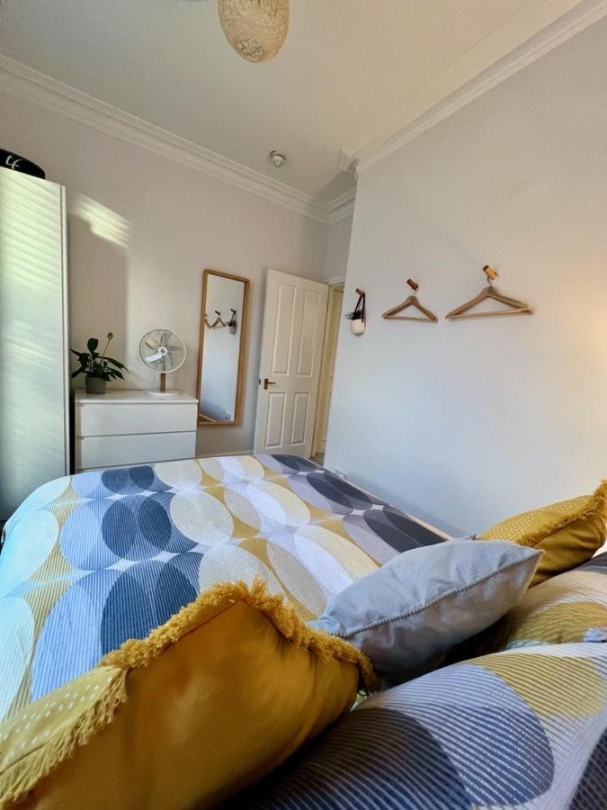 Stylish One-Bedroom Rental With Private Patio In Zone 2 London Exterior foto