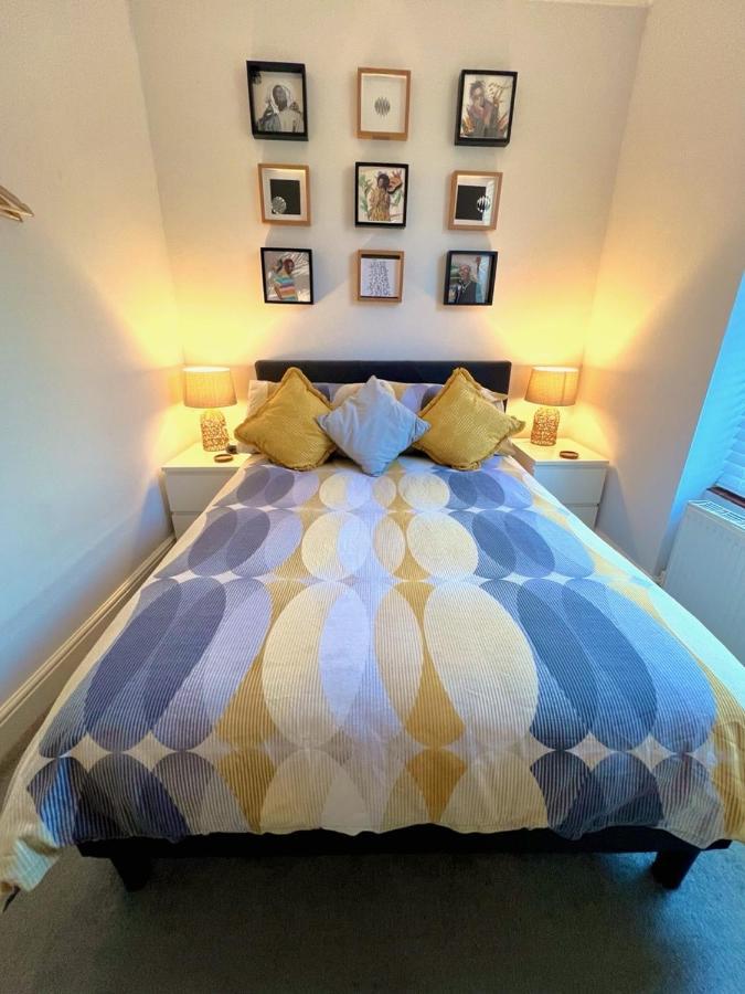 Stylish One-Bedroom Rental With Private Patio In Zone 2 London Exterior foto