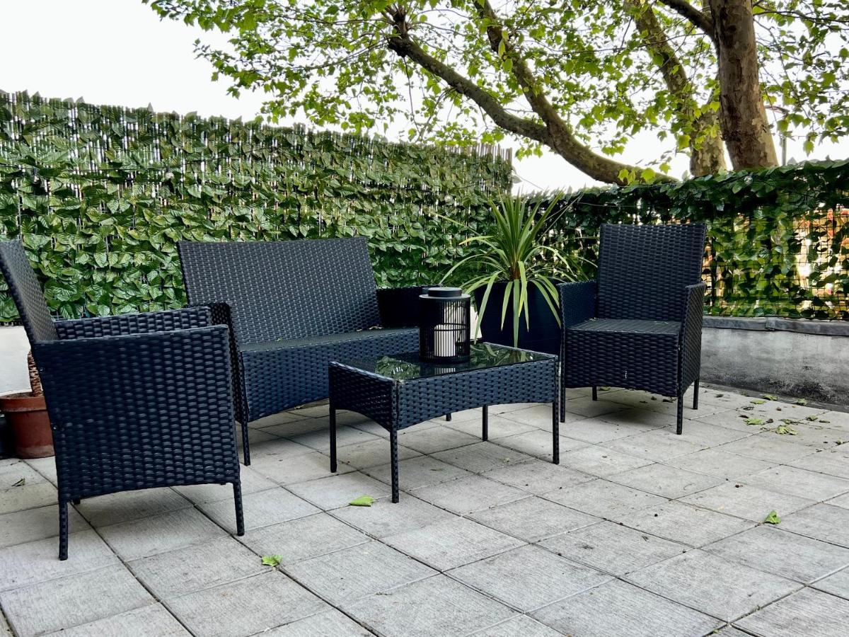 Stylish One-Bedroom Rental With Private Patio In Zone 2 London Exterior foto
