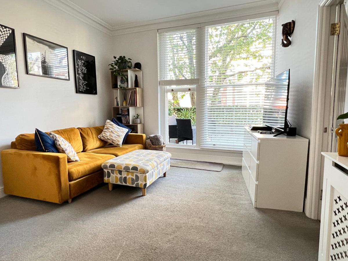 Stylish One-Bedroom Rental With Private Patio In Zone 2 London Exterior foto
