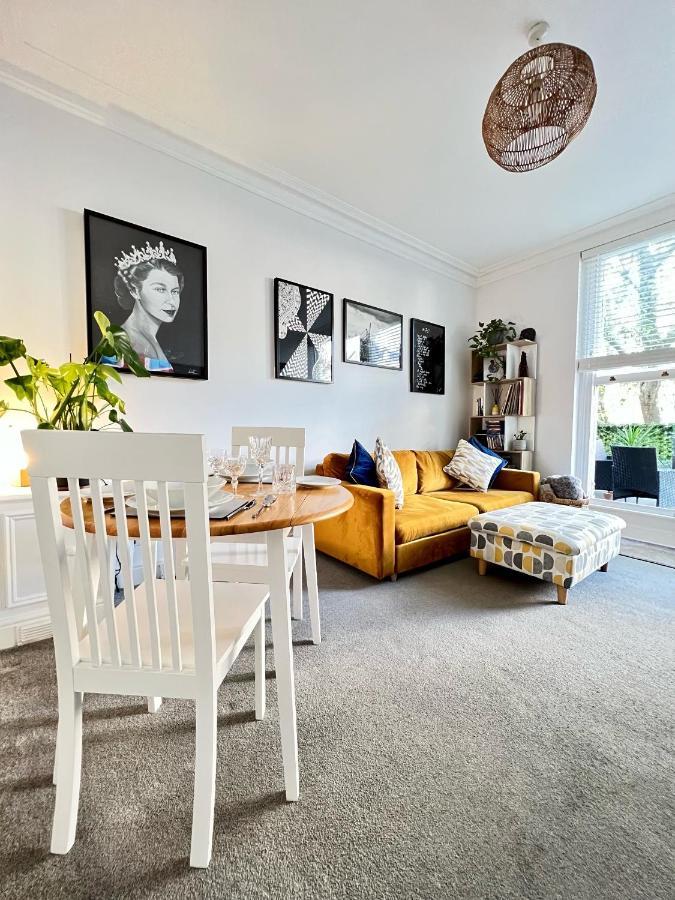 Stylish One-Bedroom Rental With Private Patio In Zone 2 London Exterior foto