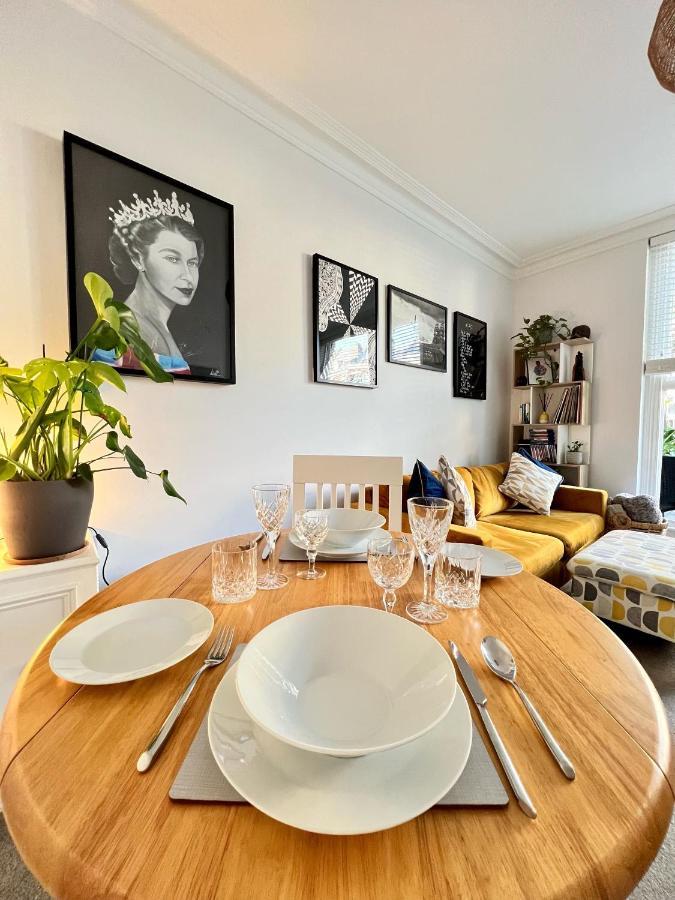Stylish One-Bedroom Rental With Private Patio In Zone 2 London Exterior foto